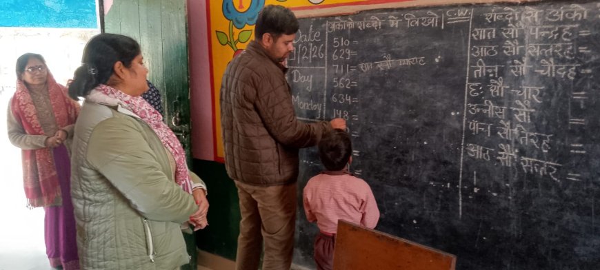 जिलाधिकारी ने शिक्षक की भांति बच्चों से गणित के सवाल लगवायें और शिक्षा एवं भोजन की गुणवत्ता आदि के बारे में ली जानकारी