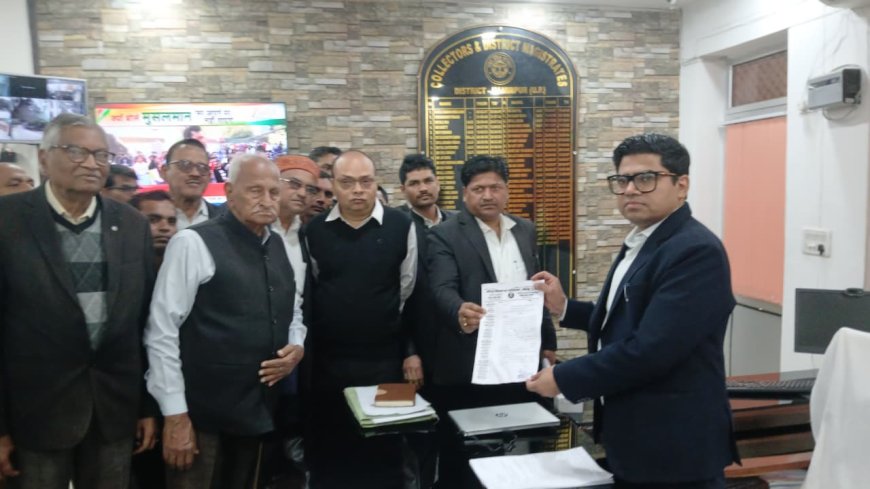 जिला रामपुर में वरिष्ठ अधिवक्ता के हत्या के मामले में अधिवक्ताओं ने जिलाधिकारी के माध्यम से राष्ट्रपति के नाम दिया ज्ञापन