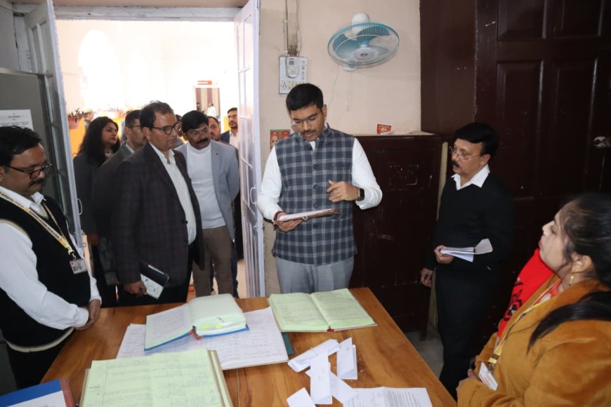 जिलाधिकारी ने किया कलेक्ट्रेट स्थित कार्यालयों का सघन निरीक्षण