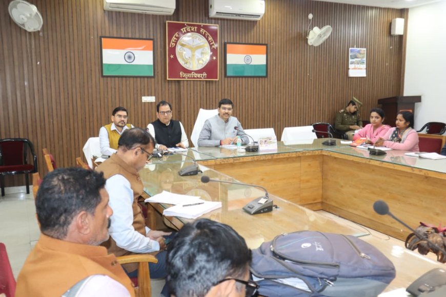 जिला निर्वाचन अधिकारी ने ली बीएलओ की बैठक, कहा कोई भी अर्ह युवा फार्म 06 भरने से न छूटे