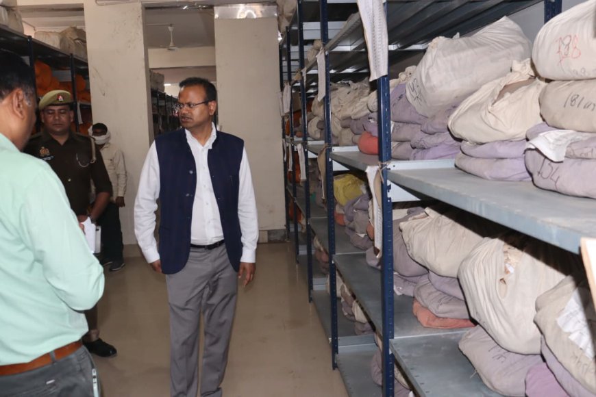 जिलाधिकारी ने कलेक्ट्रेट आजमगढ़ के विभिन्न पटलों का किया आकस्मिक निरीक्षण