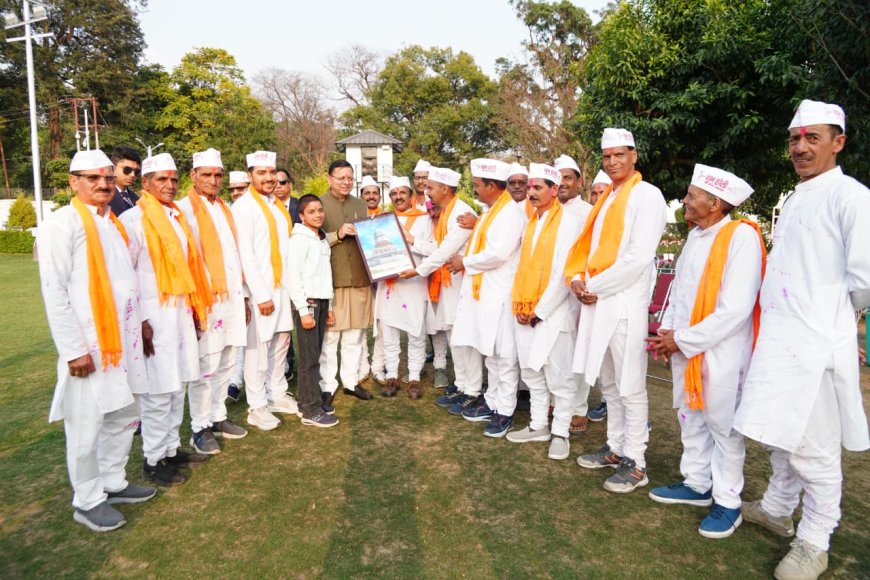 सीएम धामी ने चम्पावत से आए होल्यारों ने दी होली की शुभकामनाएं