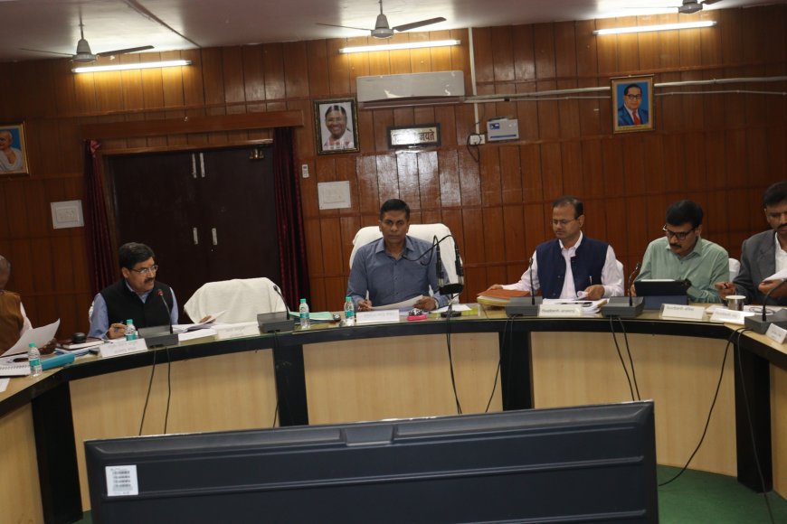 मण्डलायुक्त ने की मुख्यमंत्री डैशबोर्ड पर प्रदर्शित विकास कार्यों की शासन स्तर से जारी ग्रेडिंग/रैंकिंग की समीक्षा