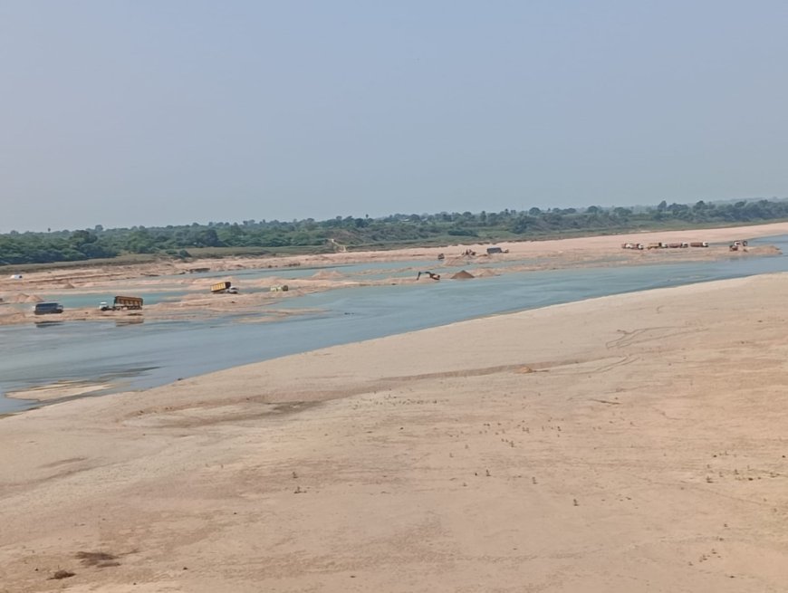 बेतवा नदी मे दिनरात गरज रही प्रतिबंधित पोकलेण्ड मशीने, खुलेआम हो रहा बालू का अवैध खनन, प्रशासन मौन