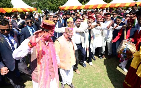 लोक गीतों की धुनों के बीच सीएम आवास में निखरे होली के रंग