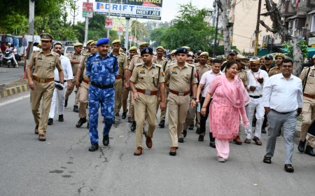 कानून व्यवस्था सुदृढ़ रखने के लिए प्रशासन का फ्लैग मार्च, पर्वों के मद्देनज़र सुरक्षा व्यवस्था चाक-चौबंद
