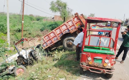 ट्रक की टक्कर से पलटा ट्रैक्टर, ई रिक्शा भी चपेट में