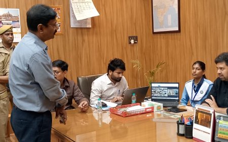 एक दिन के लिए जिलाधिकारी बनी जीजीआईसी इण्टर कालेज की अदिति सिंह