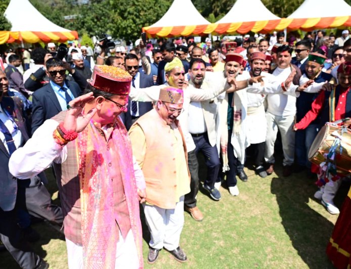 लोक गीतों की धुनों के बीच सीएम आवास में निखरे होली के रंग