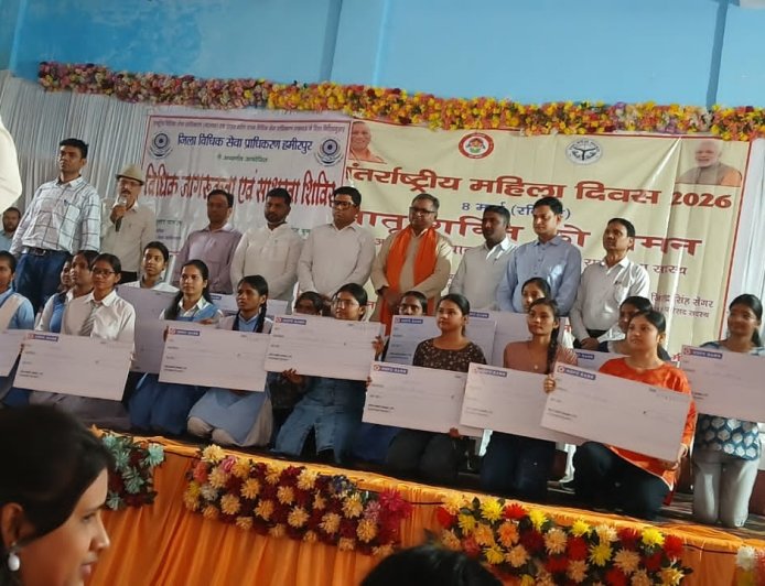 अंतर्राष्ट्रीय महिला दिवस पर मेधावी छात्राओं को किया गया सम्मानित