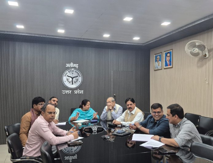 विकास कार्यों के लिए धन की कमी नहीं, जनप्रतिनिधि एक सप्ताह में भेजें प्रस्ताव - योगी आदित्यनाथ