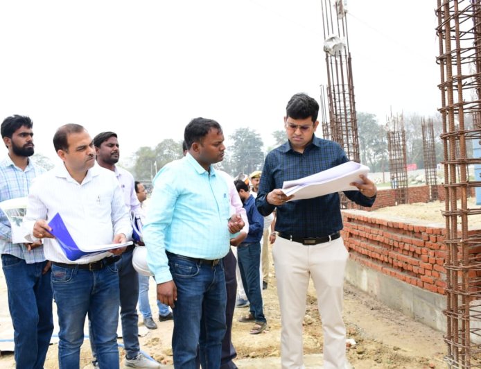 जिलाधिकारी ने निर्माणाधीन ऑडिटोरियम का किया निरीक्षण