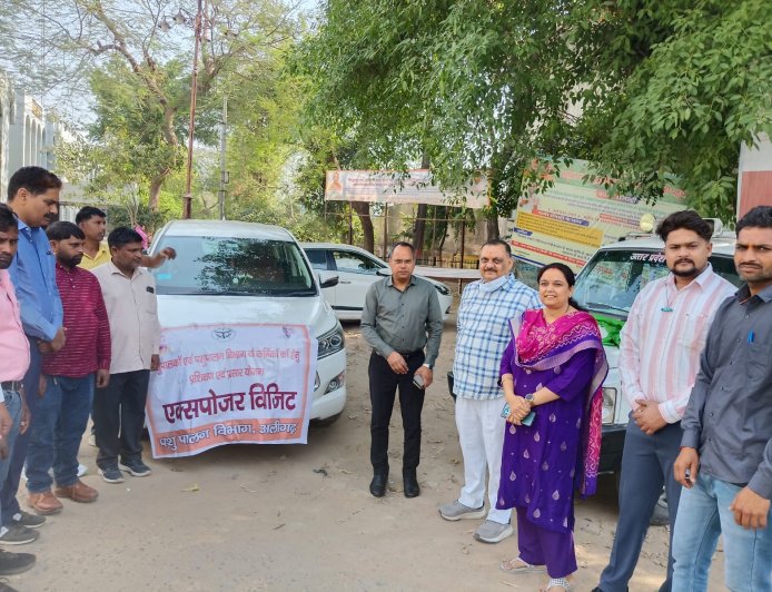 सीडीओ ने पशुपालकों को एक्सपोजर विजिट के लिए हरी झण्डी दिखाकर किया रवाना