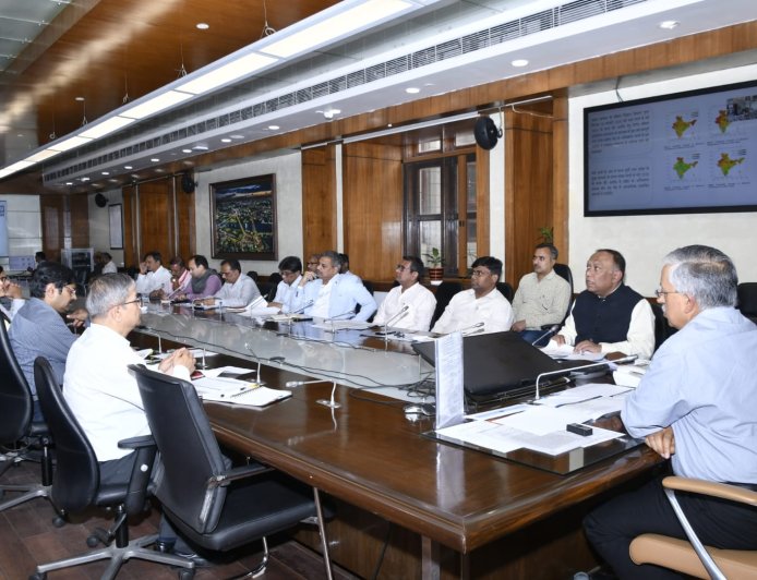 वीडियो कॉन्फ्रेन्सिंग के माध्यम से सभी मण्डलायुक्तों एवं जिलाधिकारियों के साथ साप्ताहिक समीक्षा बैठक सम्पन्न