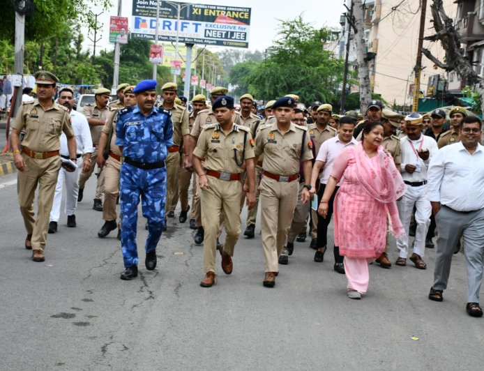 कानून व्यवस्था सुदृढ़ रखने के लिए प्रशासन का फ्लैग मार्च, पर्वों के मद्देनज़र सुरक्षा व्यवस्था चाक-चौबंद