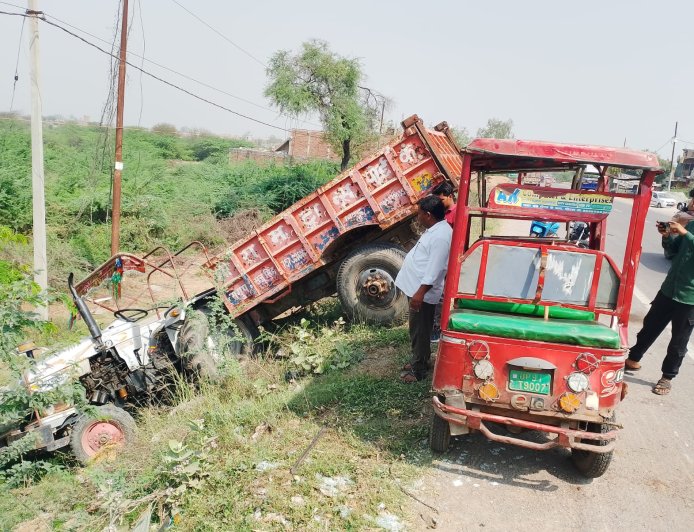 ट्रक की टक्कर से पलटा ट्रैक्टर, ई रिक्शा भी चपेट में