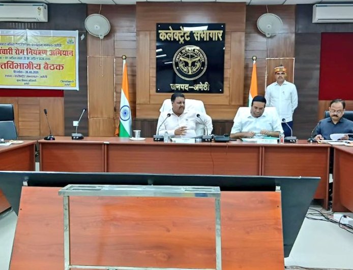 डीएम की अध्यक्षता में संचारी रोग नियंत्रण/दस्तक अभियान की समीक्षा बैठक हुई आयोजित