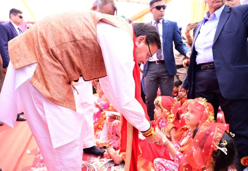 मुख्यमंत्री ने सामूहिक कन्या पूजन कार्यक्रम में की शिरकत