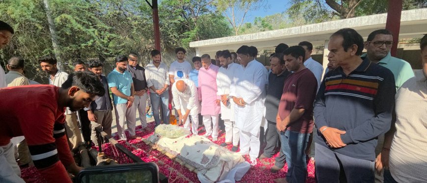 स्व0 हरीश राणा के पार्थिव शरीर के अंतिम दर्शन करने पहुंचे अजय राय