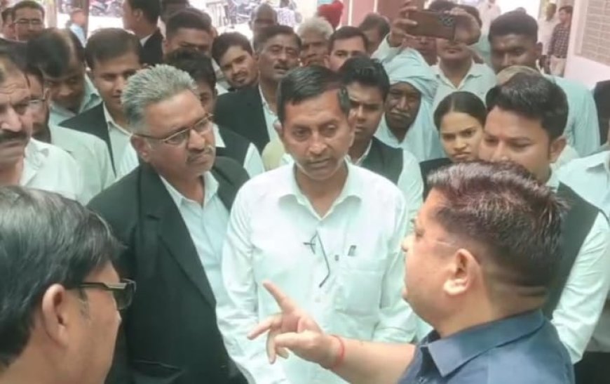 वकीलों ने की एसडीएम और पेशकार को हटाने की मांग