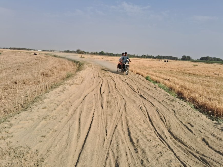 चार किलोमीटर कच्ची सड़क से जूझ रहे दर्जनों गांवों के लोग