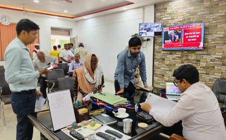 डीएम ने जनसुनवाई दौरान फरियादियों की सुनी शिकायतें