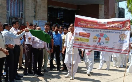 विशेष संचारी रोग नियंत्रण एवं दस्तक अभियान के अन्तर्गत रैली को मुख्य विकास अधिकारी ने हरी झण्डी दिखाकर किया रवाना