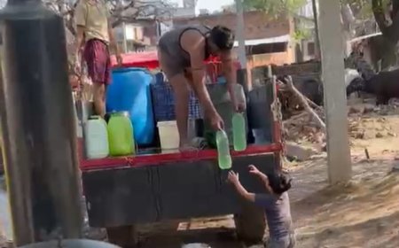 कुसौली पुरवा गांव में पानी की सप्लाई न मिल पाने से ग्रामीण निजी नलकूप से पानी लाने को मजबूर