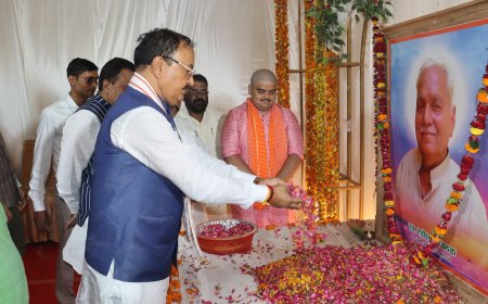 उप मुख्यमंत्री केशव प्रसाद मौर्य ने एमएलसी विजय बहादुर पाठक के पिता के निधन पर उनके आवास पहुंचकर अर्पित की श्रद्धांजलि