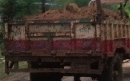 कुरारा में बेखौफ मिट्टी माफिया: पुलिस के संरक्षण और सत्ता के रसूख में उड़ा रहे नियमों की धज्जियाँ