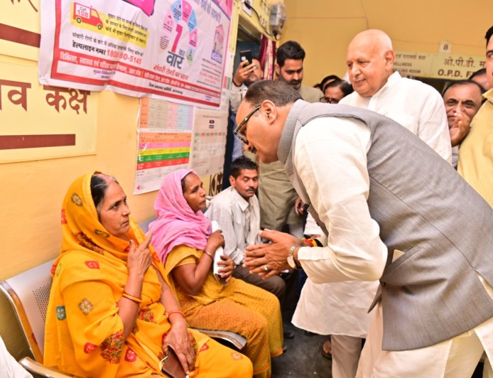 उप मुख्यमंत्री ब्रजेश पाठक का आजमगढ़ दौरा, पीएचसी कोइनहा का किया निरीक्षण