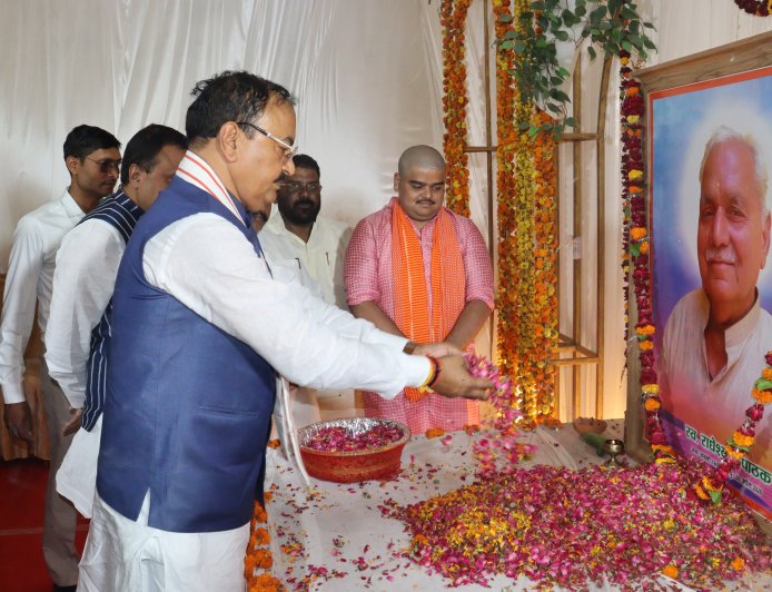 उप मुख्यमंत्री केशव प्रसाद मौर्य ने एमएलसी विजय बहादुर पाठक के पिता के निधन पर उनके आवास पहुंचकर अर्पित की श्रद्धांजलि