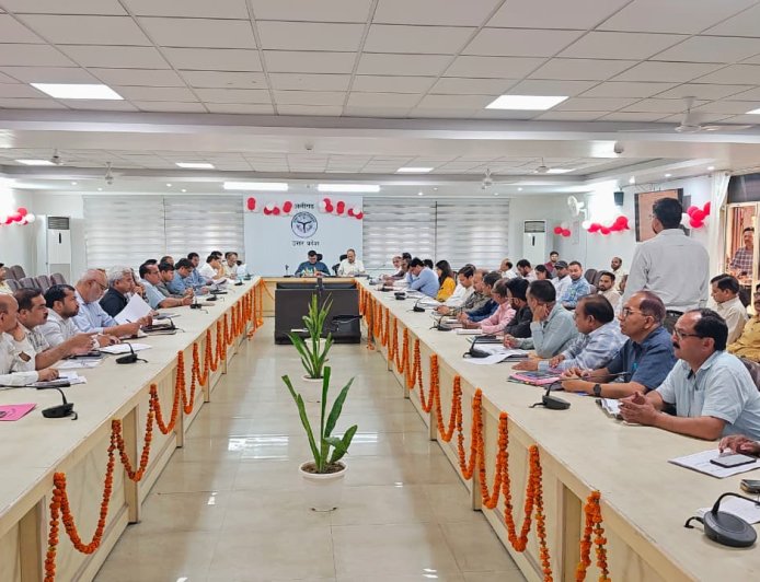 जिलाधिकारी ने की सीएम डैशबोर्ड के माध्यम से विकास कार्यों की समीक्षा