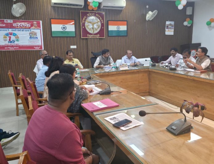 मुख्य विकास अधिकारी की अध्यक्षता में हुई संचारी रोग नियंत्रण एवं घर घर दस्तक अभियान की बैठक