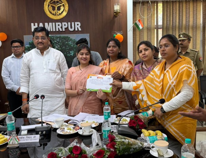 जनपद प्रभारी मंत्री रामकेश निषाद की अध्यक्षता में हुई विकास कार्यों एवं कानून व्यवस्था की समीक्षा बैठक