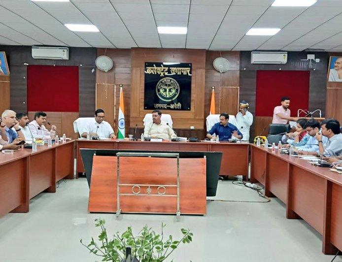 किसानों की फार्मर रजिस्ट्री आईडी बनाने में तेजी लाने के निर्देश, डीएम ने ली समीक्षा बैठक