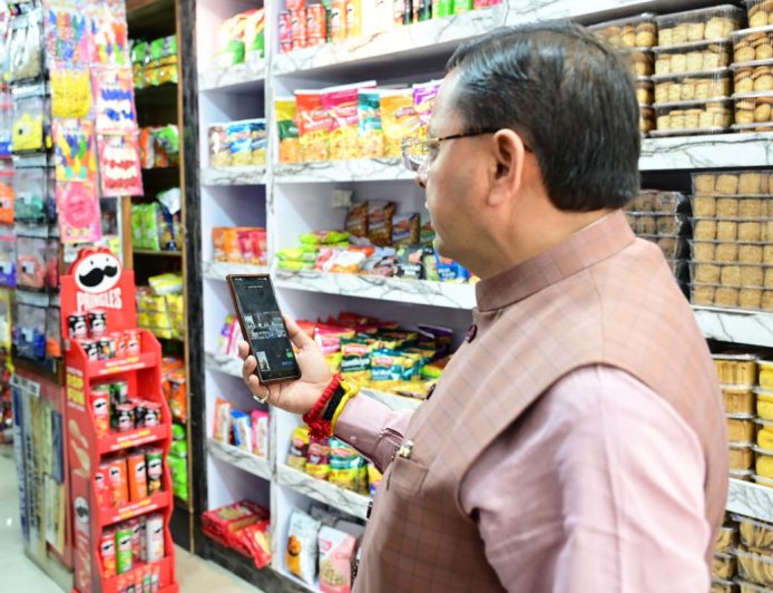 जन शिकायत की पड़ताल करने मौके पर पहुंचे सीएम, वीडियो कॉल के जरिए अधिकारियों को दिखाई स्थिति