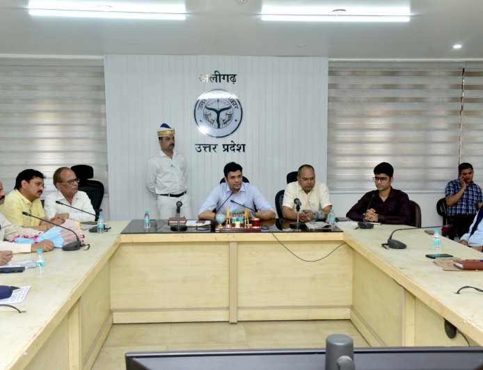 जनता के प्रति जवाबदेह और पारदर्शी प्रशासन होगा प्राथमिकता - जिलाधिकारी