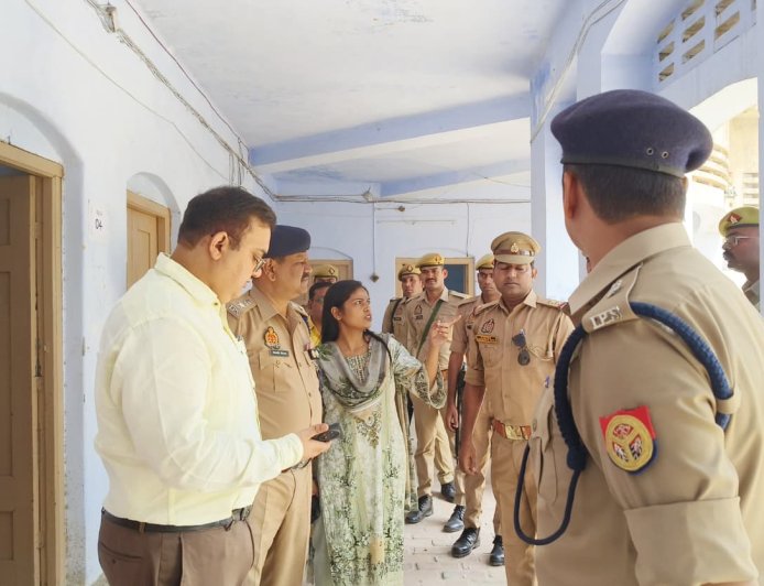 परीक्षा केन्द्र तारा गर्ल्स इण्टर कालेज का डीएम व एसपी ने किया निरीक्षण
