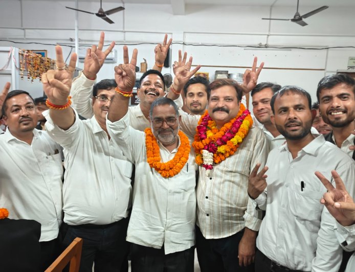 अधिवक्ता संघ उतरौला चुनाव में प्रह्लाद यादव की हैट्रिक, रवि शंकर मिश्र बने महामंत्री
