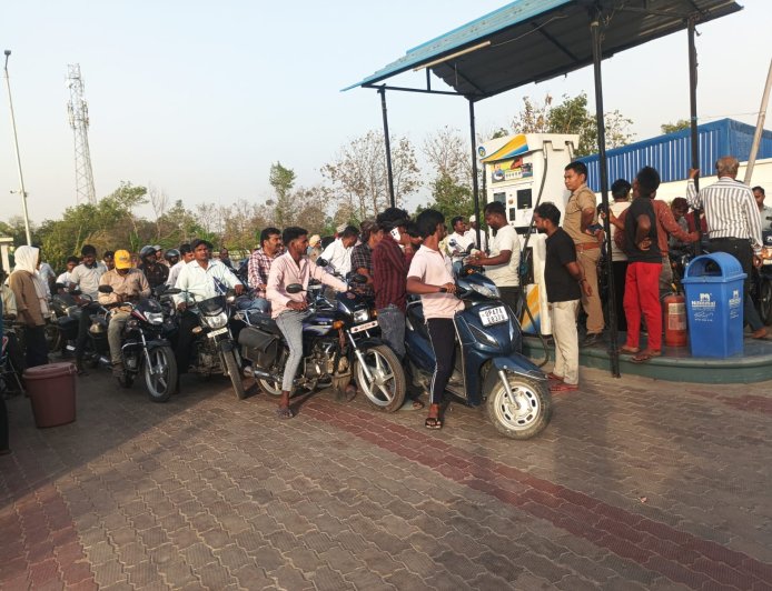 पेट्रोल-डीजल के लिए कतारें, गैस की कमी से बढ़ी रसोई की परेशानी