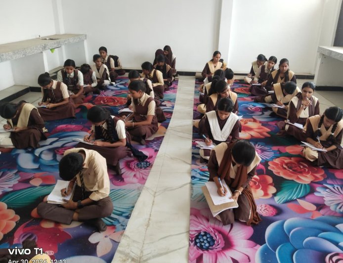 विश्व मजदूर दिवस पर टाइनी टॉट्स स्कूल में निबंध प्रतियोगिता, छात्रों ने दिखाई उत्कृष्ट प्रतिभा