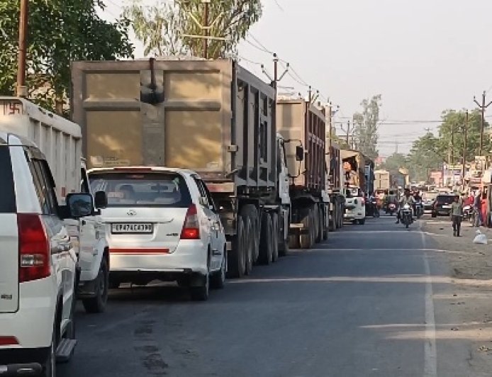 जाम में जकड़ा उतरौला: स्कूल के बच्चे से लेकर आमजन तक हर कोई परेशान