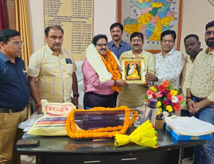 अपर निदेशक डॉ0 जीवन लाल के सेवानिवृत्ति पर पशुधन प्रसार अधिकारी संघ उत्तर प्रदेश ने विदाई एवं सम्मान समारोह का किया आयोजन
