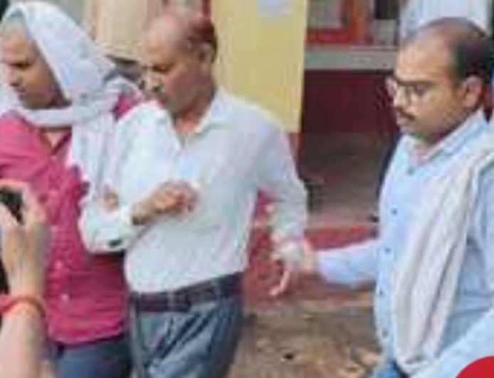 रिटायर्ड फौजी से रिश्वत मांगने वाला चकबंदी न्यायालय का पेशकार गिरफ्तार