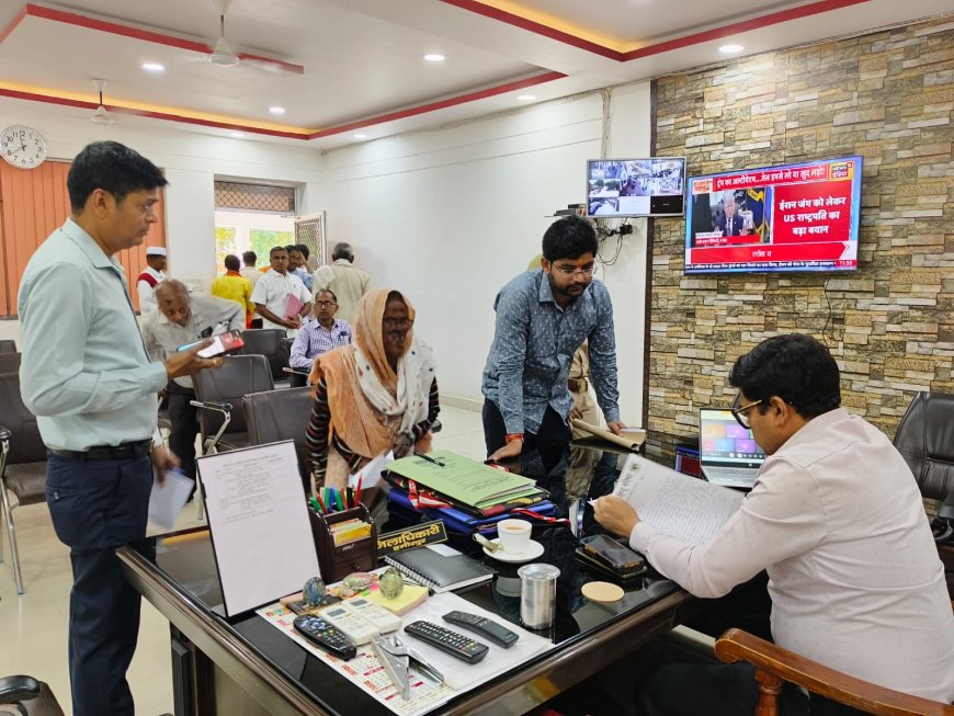 डीएम ने जनसुनवाई दौरान फरियादियों की सुनी शिकायतें