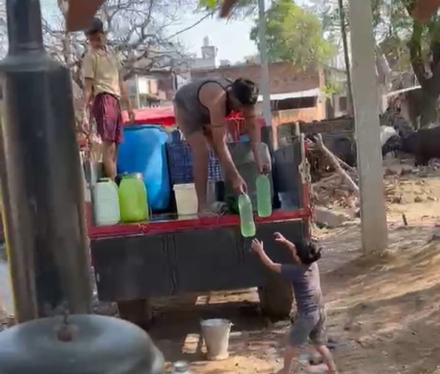 कुसौली पुरवा गांव में पानी की सप्लाई न मिल पाने से ग्रामीण निजी नलकूप से पानी लाने को मजबूर