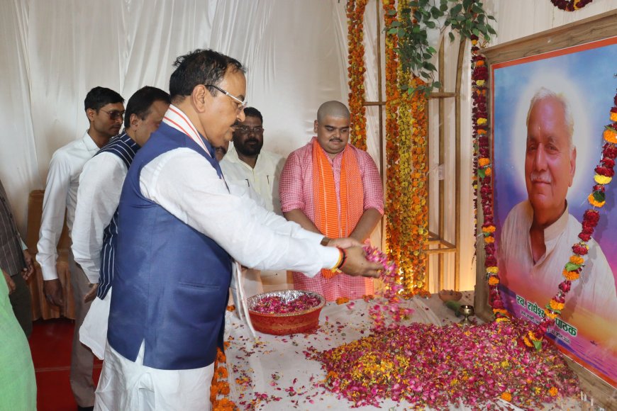 उप मुख्यमंत्री केशव प्रसाद मौर्य ने एमएलसी विजय बहादुर पाठक के पिता के निधन पर उनके आवास पहुंचकर अर्पित की श्रद्धांजलि