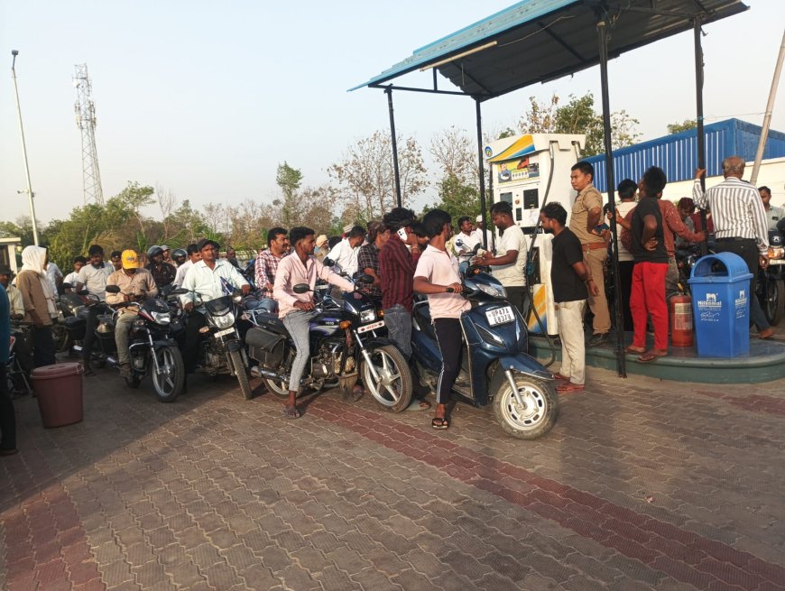 पेट्रोल-डीजल के लिए कतारें, गैस की कमी से बढ़ी रसोई की परेशानी