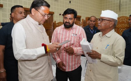 सीएम धामी ने विभिन्न जनपदों से आए लोगों की सुनीं समस्याएं